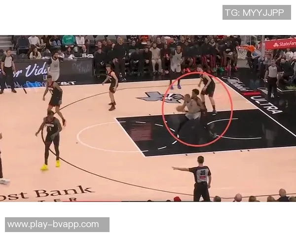 达卡里约翰逊替补出战28分钟高效贡献26分11篮板5助攻3盖帽